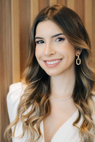Dra. Amanda Ribeiro: A cirurgiã que une ciência e arte na Rinoplastia Dra. Amanda Ribeiro: A cirurgiã que une ciência e arte na Rinoplastia