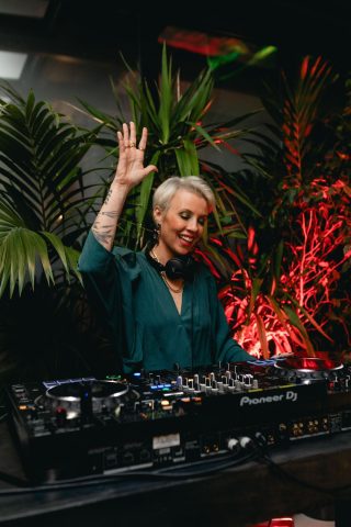 DJ brasileira brilha em evento de sustentabilidade na Semana de Moda de Milão