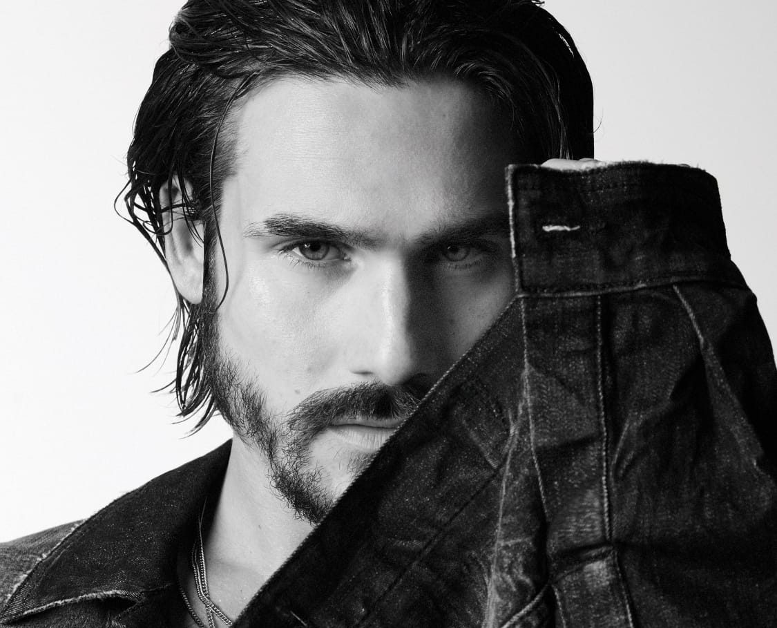 Nicolas Prattes, destaque nas telinhas e na moda brasileira!