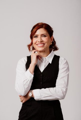Dra. Renata Pontes, restaurando vidas através do cuidado com as Mãos Dra. Renata Pontes, restaurando vidas através do cuidado com as Mãos