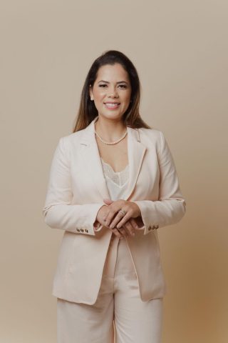 Dra. Isabella Drumond: Oncologista clínica dedicada aos cuidados de pacientes com câncer de mama destaca como transformar prevenção em ação no Outubro Rosa. Dra. Isabella Drumond: Oncologista clínica dedicada aos cuidados de pacientes com câncer de mama destaca como transformar prevenção em ação no Outubro Rosa.