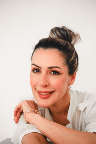 Camila Baptista: A essência da harmonização facial com um toque de sofisticação Camila Baptista: A essência da harmonização facial com um toque de sofisticação