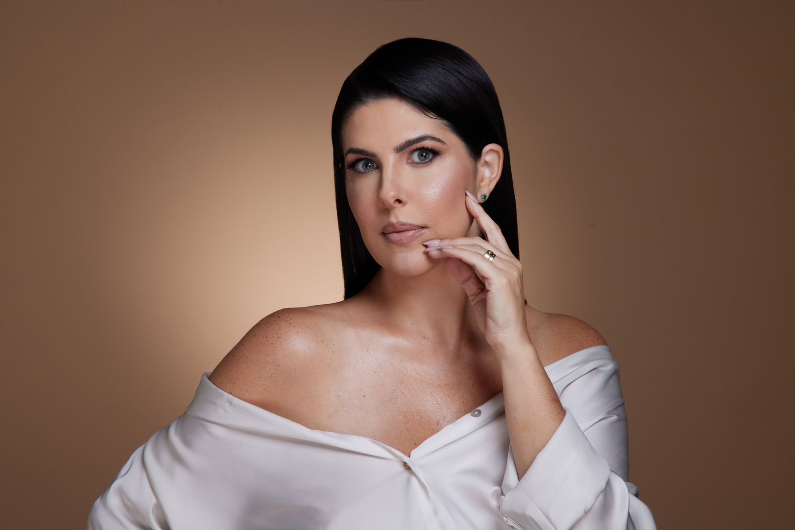 Beleza natural e inovação: O Compromisso de Dra. Renata Deschamps com a qualidade no rejuvenescimento facial