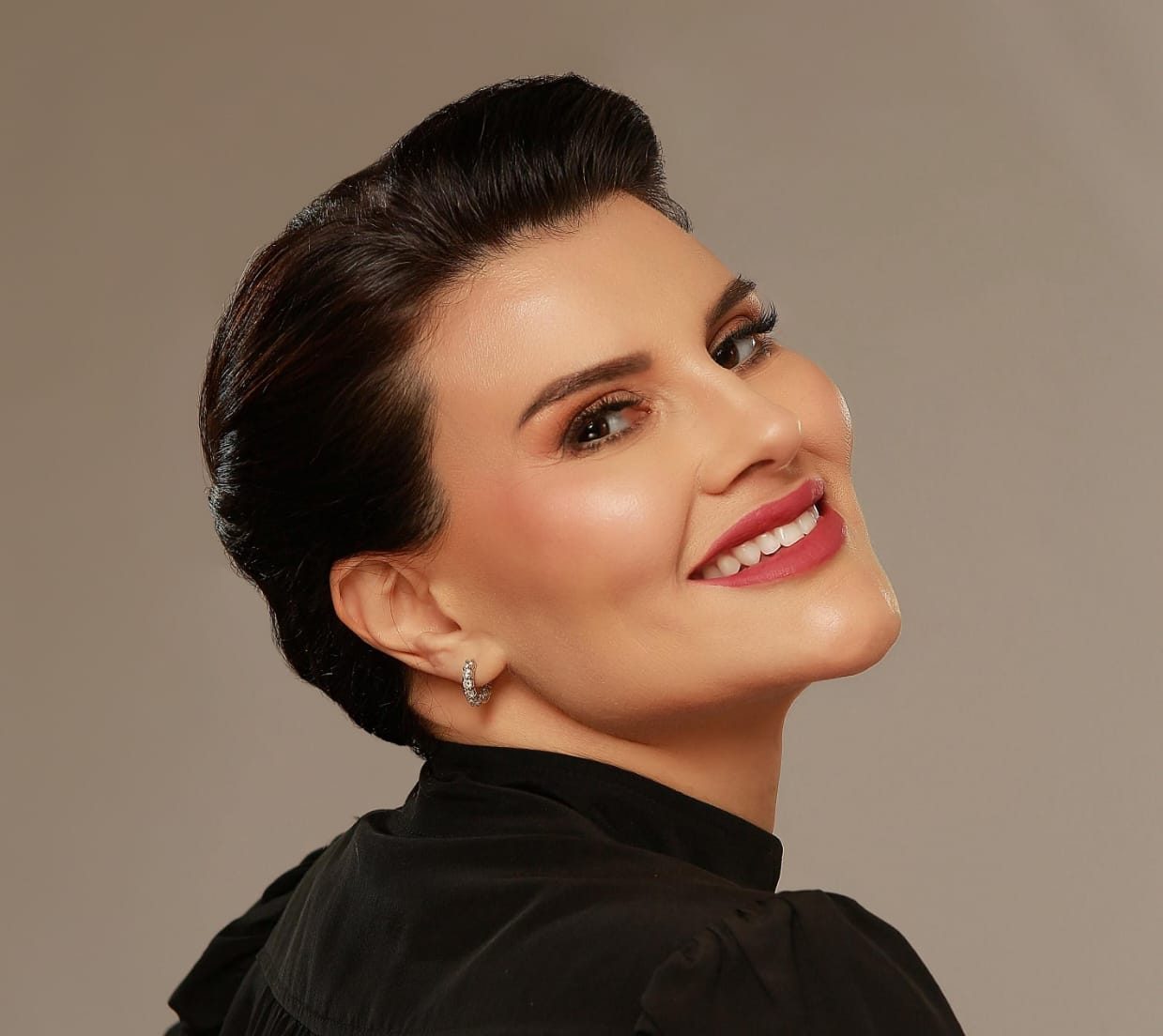 Chris Radaic: Elegância que transcende padrões