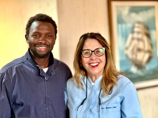 Rosana Sales ao lado do ativista Mamadou Kouassi, um dos imigrantes que inspirou o filme 'Io Capitano', dirigido por Matteo Garrone. Foto: Bruno Marfé