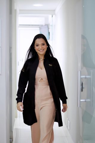 Dra. Karine Ribeiro e o poder de devolver sorrisos Dra. Karine Ribeiro e o poder de devolver sorrisos
