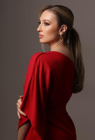Dra. Beatriz Parron: Quando a estética abraça a essência Dra. Beatriz Parron: Quando a estética abraça a essência