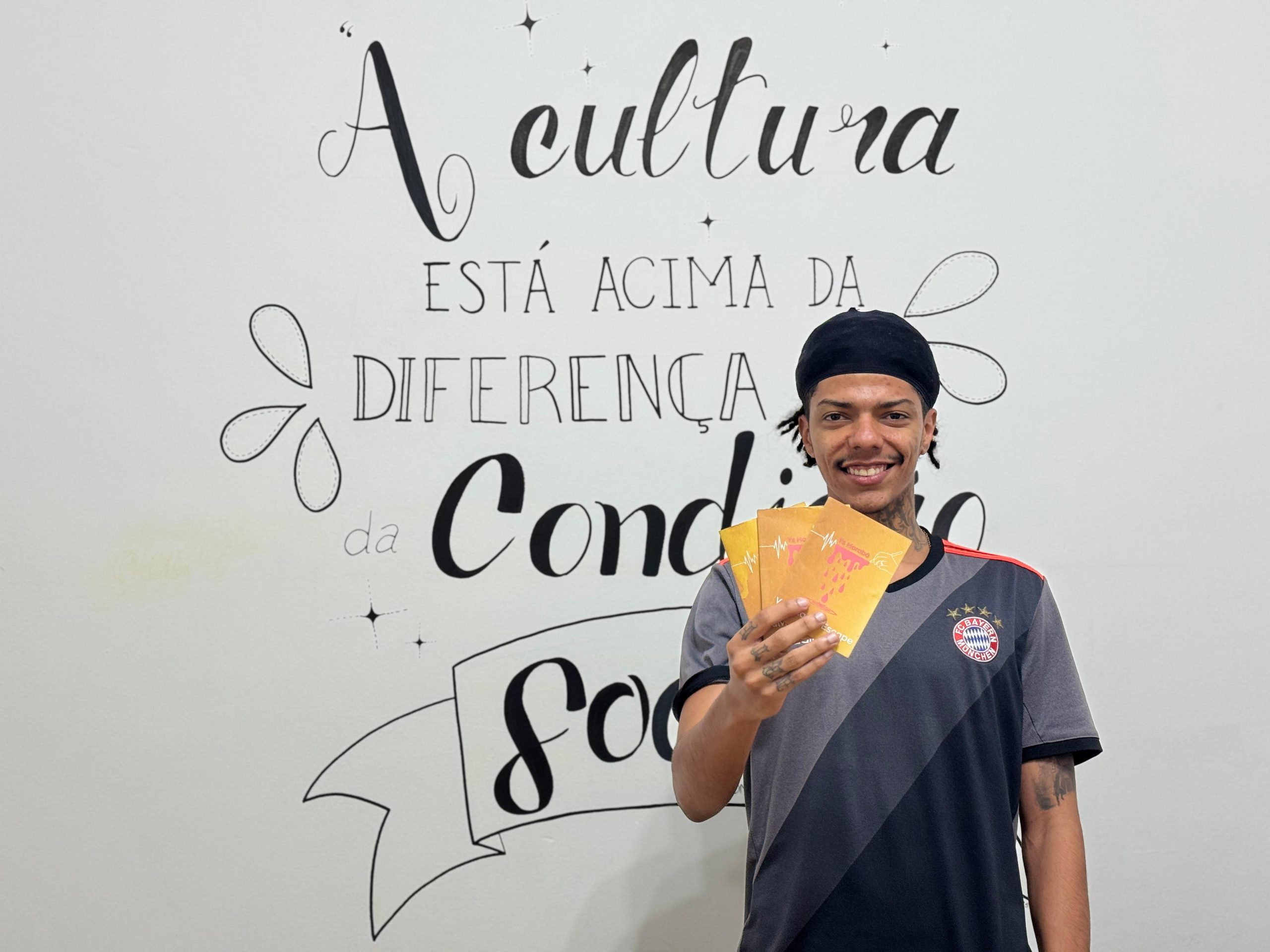 Morador de Taboão da Serra, Vinícius lança seu primeiro livro na Bienal. Foto: Dejair Júnior.