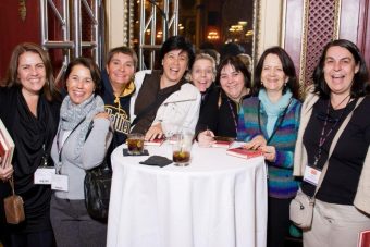 Todos os anos, os alunos do Empório das Lãs vivenciam experiências dedicadas ao tricô e crochê: participação no Vogue Knitting Live em Chicago (EUA), com aulas com renomadas designers como Lily Chin e Ysolda Teague. Foto: Divulgação.