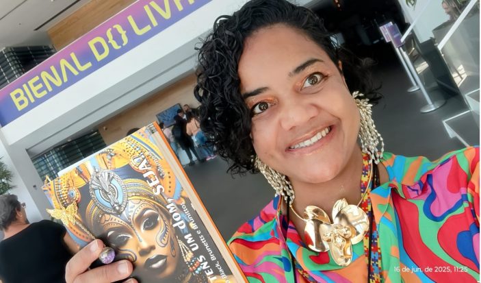 Autista, a educadora Paula220v apresenta seu livro na Bienal de Taboão que dará visibilidade para escritores neurodivergentes. Foto: Divulgação.
