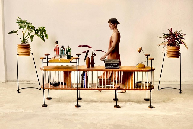 O estúdio Henrique Nini leva ao Bazar da Cidade móveis e objetos com forte identidade visual, como o aparador Deriva. Foto: @icaronsilva / divulgação.