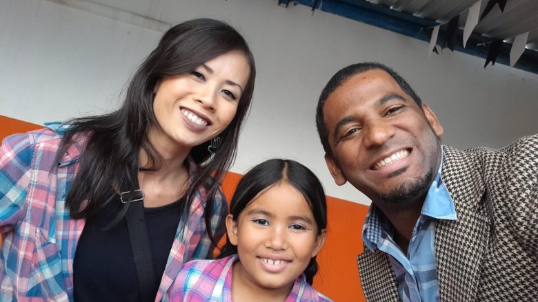 O escritor baiano Wilson Santos, sua esposa Viviane e sua filha Vanessa, todos surdos participam da Bienal. Foto: Divulgação.