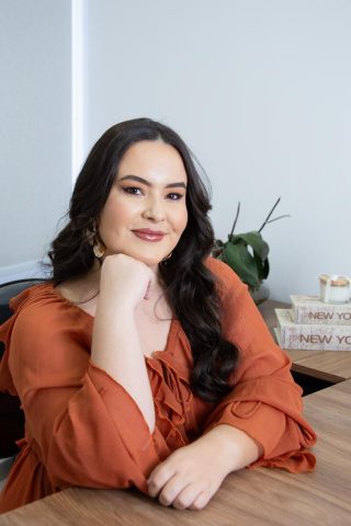 Dra. Brenda Godoy transforma vidas com ciência e tricologia Dra. Brenda Godoy transforma vidas com ciência e tricologia