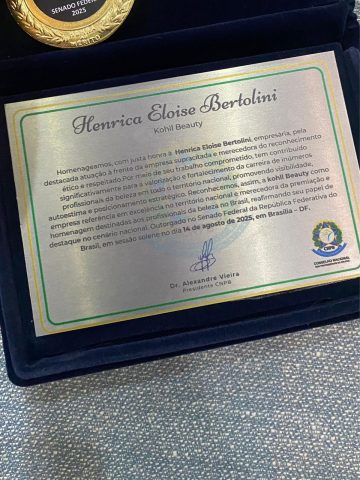 Helo Bertolini recebe honraria no Senado Federal por contribuição à indústria da beleza Helo Bertolini recebe honraria no Senado Federal por contribuição à indústria da beleza