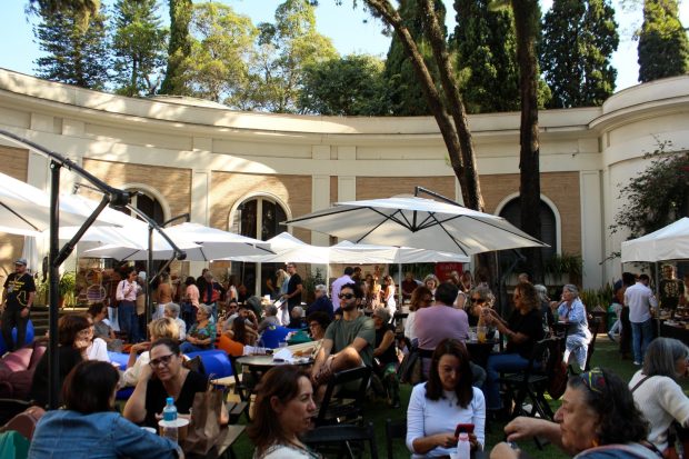 lém de ser um programa agradável, o Bazar da Cidade estimula a economia criativa, valorizando o pequeno produtor, o artesão e o designer brasileiro. Foto: Arquivo do Bazar da Cidade/Divulgação.