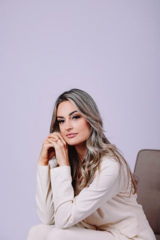 Dra. Júlia Spala Aguiar: Dermatologia com propósito Dra. Júlia Spala Aguiar: Dermatologia com propósito