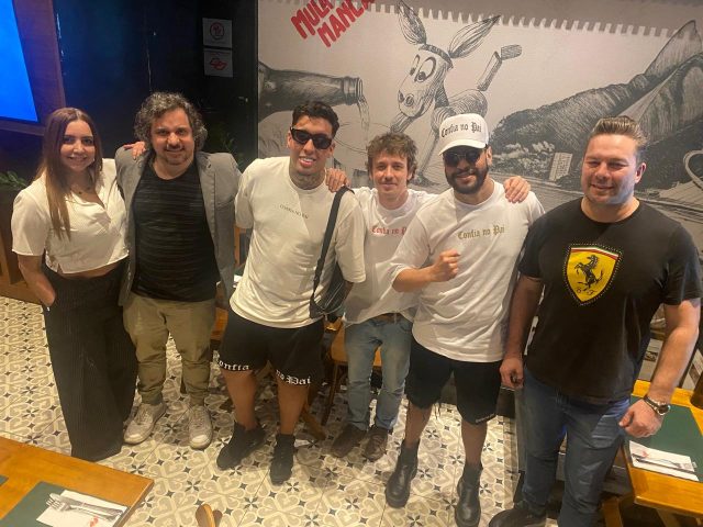 Reunião de Negócios no Restaurante Mula Manca Reúne Cineastas, Empresários e Artistas Reunião de Negócios no Restaurante Mula Manca Reúne Cineastas, Empresários e Artistas