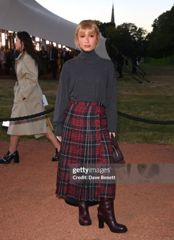Burberry celebra moda, música e laços afetivos em um desfile icônico na Londres Fashion Week