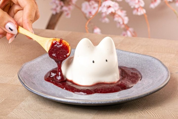 Chef César Yukio, ganhador da 1º edição do MasterChef Confeitaria em 2024 traz receitas exclusivas como o purupuru nekô, uma panacota de baunilha, acompanhado de calda de frutas vermelhas. Foto: Divulgação.