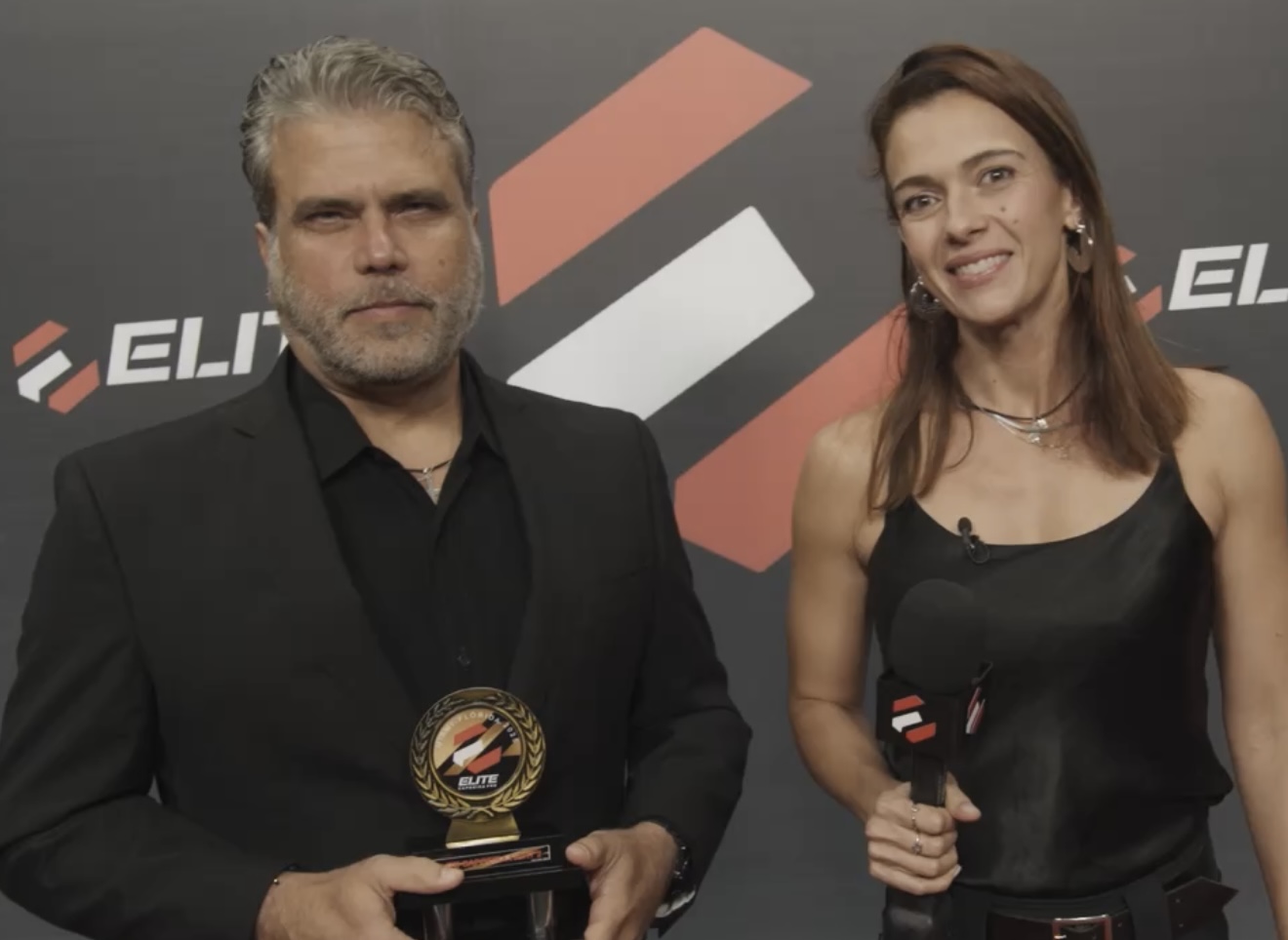 Frederico Lapenda é laureado com o Prêmio de Excelência em Entretenimento Esportivo por sua contribuição à Capoeira no ECF