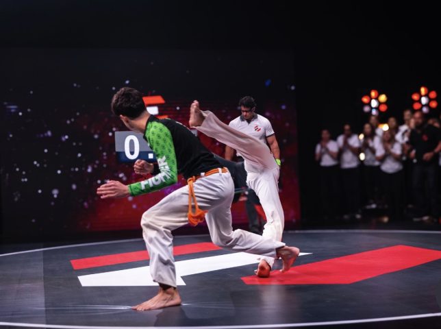 Frederico Lapenda é laureado com o Prêmio de Excelência em Entretenimento Esportivo por sua contribuição à Capoeira no ECF Frederico Lapenda é laureado com o Prêmio de Excelência em Entretenimento Esportivo por sua contribuição à Capoeira no ECF