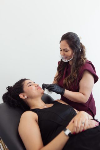 Referência em estética facial, a biomédica esteta Dra. Emillyn Pinheiro une técnica e empatia para elevar a autoestima de seus clientes Referência em estética facial, a biomédica esteta Dra. Emillyn Pinheiro une técnica e empatia para elevar a autoestima de seus clientes