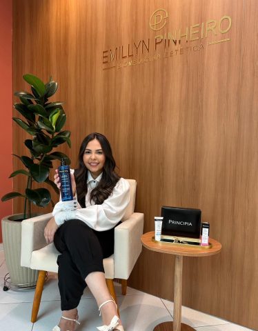 Referência em estética facial, a biomédica esteta Dra. Emillyn Pinheiro une técnica e empatia para elevar a autoestima de seus clientes Referência em estética facial, a biomédica esteta Dra. Emillyn Pinheiro une técnica e empatia para elevar a autoestima de seus clientes