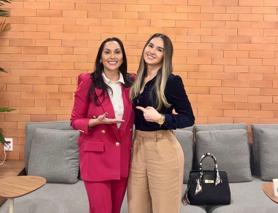 Ciência e arte em sintonia: Dra. Claudiana Melo inicia tratamento estético facial da cantora Izy Monteiro