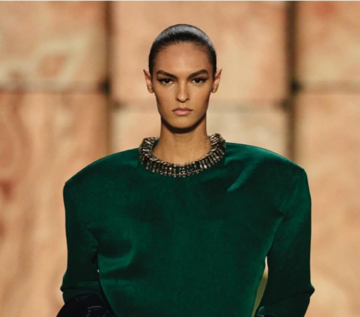 Liya Santos: modelo brasileira consolida trajetória internacional com passagens por Saint Laurent, Dolce & Gabbana e SPFW