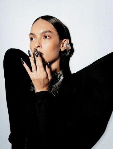 Liya Santos: modelo brasileira consolida trajetória internacional com passagens por Saint Laurent, Dolce & Gabbana e SPFW Liya Santos: modelo brasileira consolida trajetória internacional com passagens por Saint Laurent, Dolce & Gabbana e SPFW