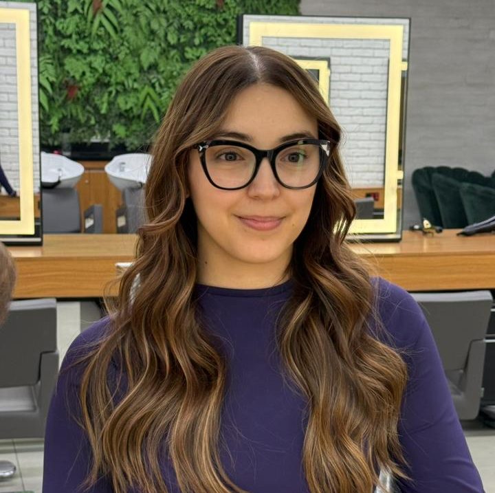 Adeus, roxo! Ana Xisdê aposta em novo visual e celebra nova fase da carreira