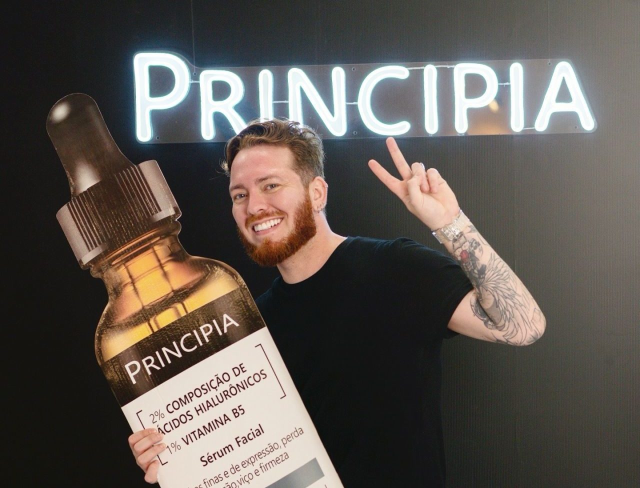 Jeff Oliveira, head de influência da PRINCIPIA, conta como transformou sua vivência pessoal em estratégia e construiu uma comunidade de skincare de alta performance.