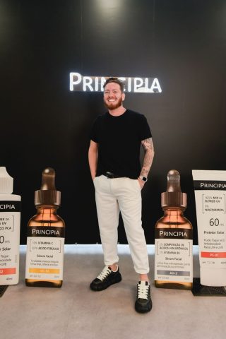 Jeff Oliveira, head de influência da PRINCIPIA, conta como transformou sua vivência pessoal em estratégia e construiu uma comunidade de skincare de alta performance. Jeff Oliveira, head de influência da PRINCIPIA, conta como transformou sua vivência pessoal em estratégia e construiu uma comunidade de skincare de alta performance.