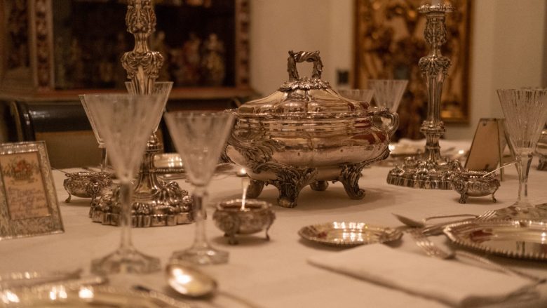 Mesa de jantar da Casa Museu Ema Klabin. Foto: Nelson Kon/Arquivo da Casa Museu Ema Klabin.