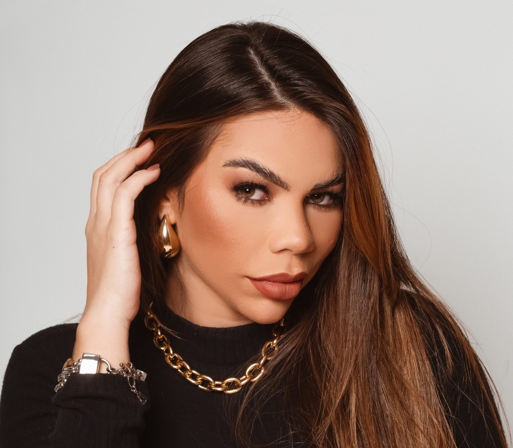 Diva Mikaelly, a colorista que transformou técnica em identidade