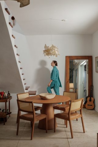 Mesa da Suissdesign é destaque na casa de Alice Wegmann