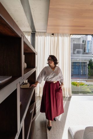 Entre o traço e a alma: A arquitetura de Ariane Rosa