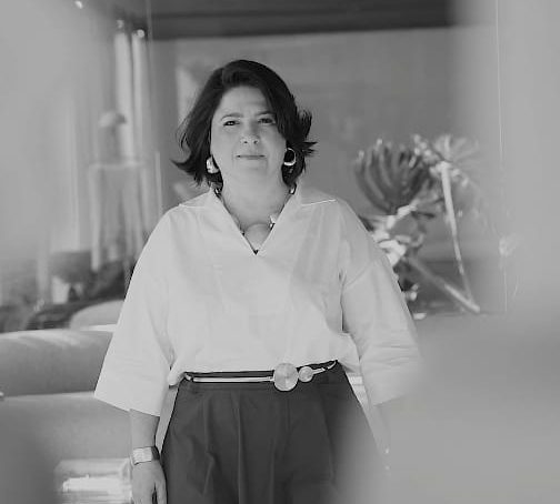 Entre o traço e a alma: A arquitetura de Ariane Rosa