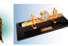 À esq., relógio francês estilo Régence, da coleção Ema Klabin; à dir. relógio Golden Gate, presenteado a FHC nos EUA