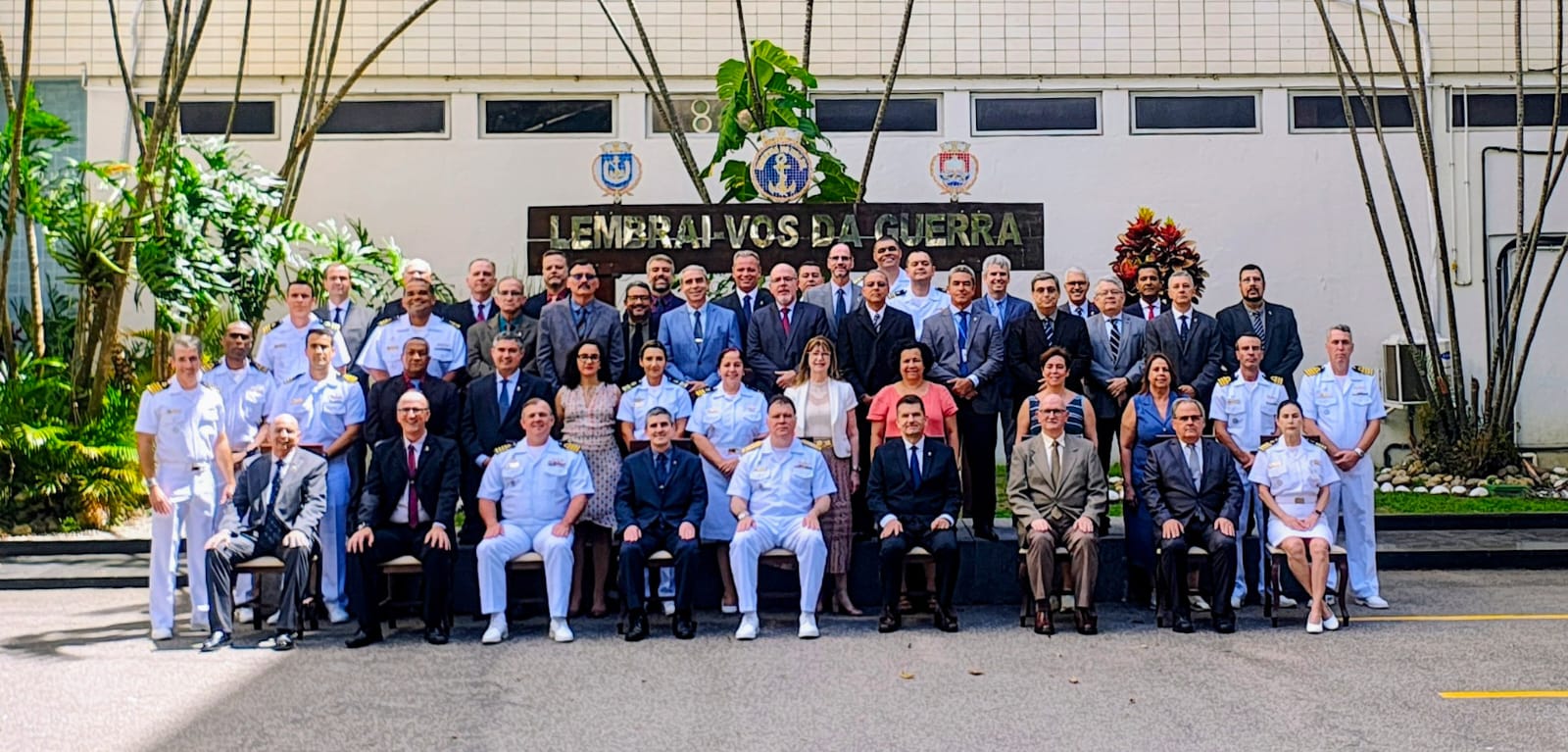 Escola de Guerra Naval entrega distintivos e diplomas dos cursos C-EMOS e C-PEM
