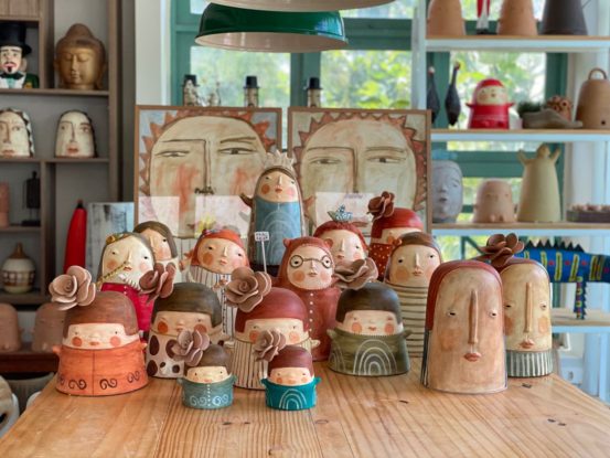 Pedidores de Abraços do ateliê Armoriarte: peças artesanais têm o poder de deixar a casa mais acolhedora e cheia de personalidade. Foto: divulgação.