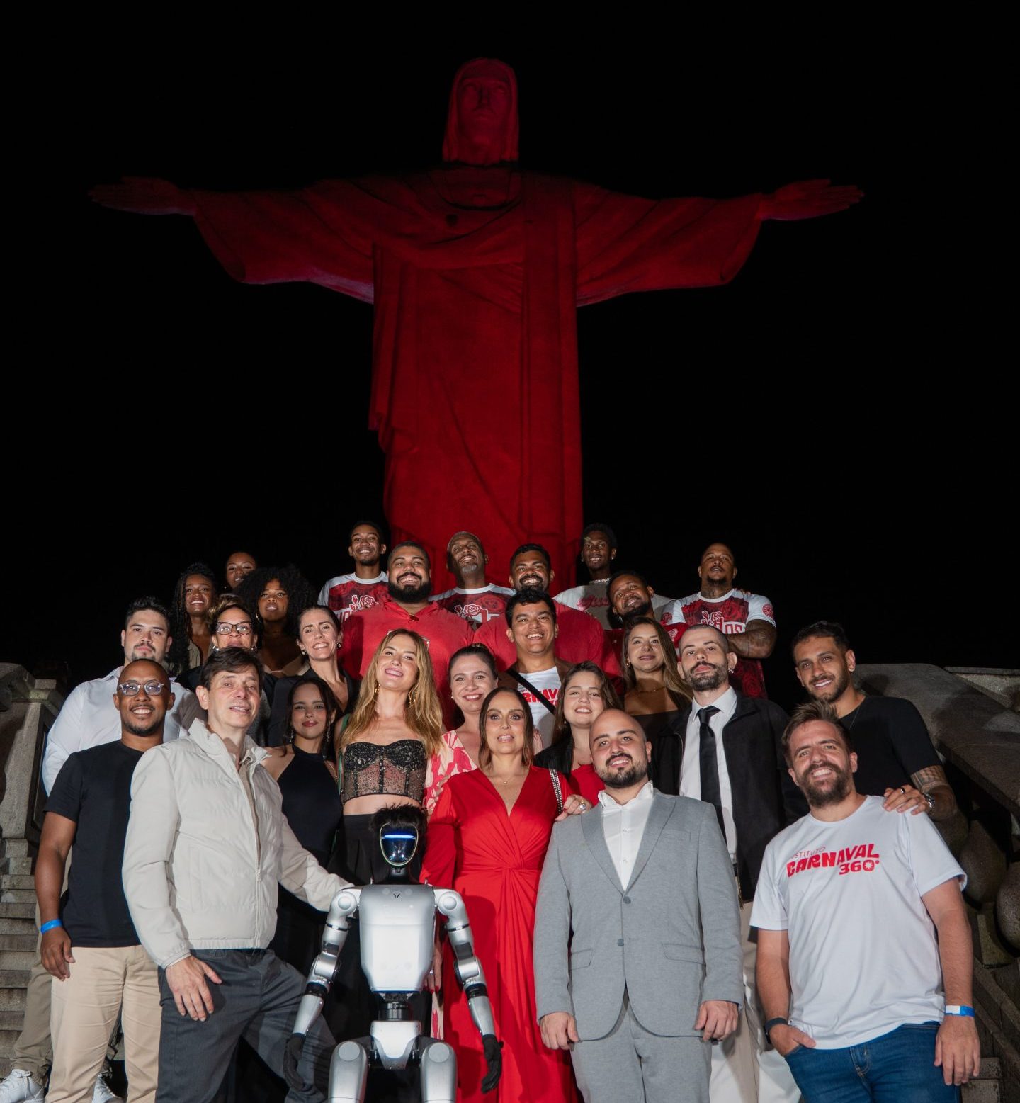 Cristo ilumina o Rio em vermelho para marcar o início do Instituto Carnaval 360