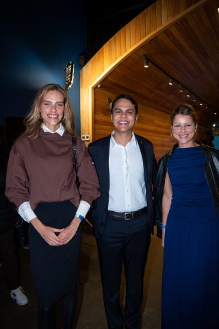 Cristo ilumina o Rio em vermelho para marcar o início do Instituto Carnaval 360