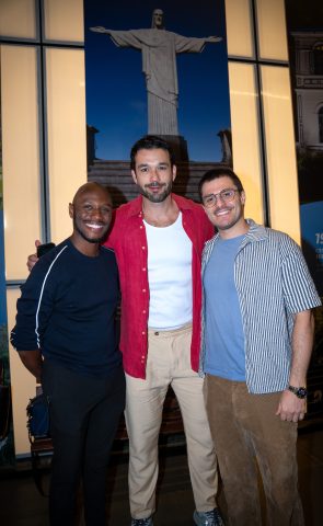 Cristo ilumina o Rio em vermelho para marcar o início do Instituto Carnaval 360