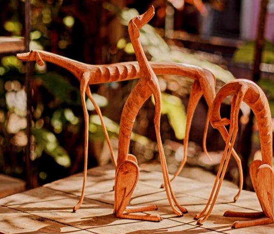 Cachorro Baleia do artista pernambucano Marcos de Sertânia: artesanato preserva saberes ancestrais e enriquece culturalmente os espaços. Foto: divulgação.