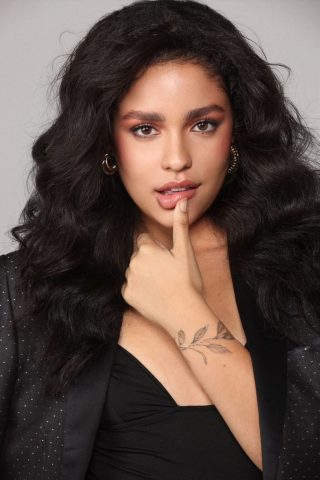 De CLT à musa em capa de revista: modelo Beatriz Stephany é apontada como musa do verão por Banana Magazine