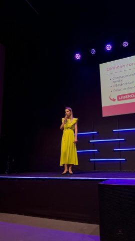 Especialista em dívidas, Aline Cristina ressignifica a saída do endividamento