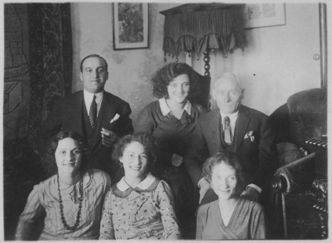 Ema Klabin com sua família na casa da Rua São Vicente de Paula, no bairro de Higienópolis, em 1935. Arquivo Ema Klabin.