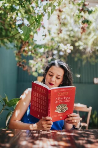 Sara Matos mostra como emoções moldam a vida financeira