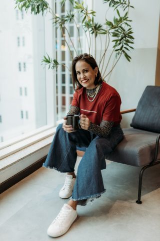 Stefani Liazi revoluciona a relação das mulheres com a moda